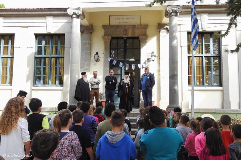 Με τη στήριξη του Διεθνούς Ανθρωπιστικού Οργανισμού των Ορθοδόξων Χριστιανών (IOCC), τη συνδρομή των Σεβασμιωτάτων Μητροπολιτών Μυθύμνης κ. Ιακώβου και Μυτιλήνης κ. Χρυσοστόμου, η «ΑΠΟΣΤΟΛΗ» και ο Γενικός Διευθυντής της κ. Κωνσταντίνος Δήμτσας διένειμαν σχολικές τσάντες με σχολικά είδη