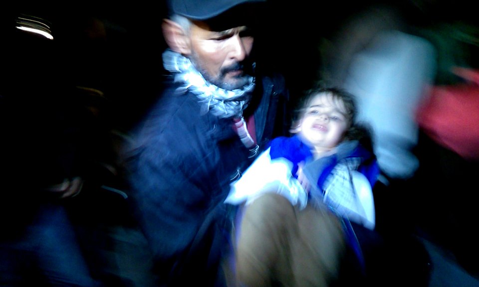 Δραματικές στιγμές στη Λέσβο: Πάνω από 200 άνθρωποι στη θάλασσα [εικόνες] | iefimerida.gr 0