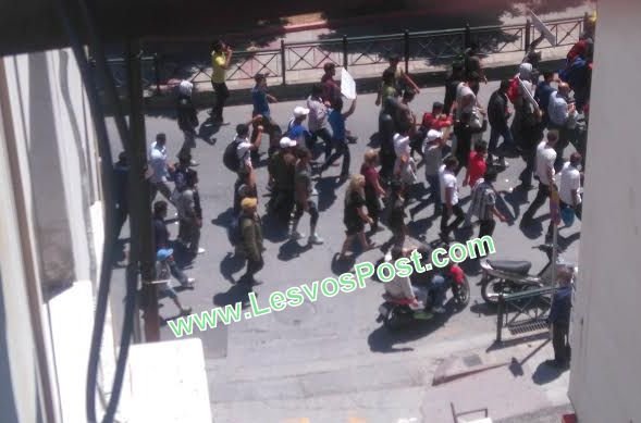 Πορεία προσφύγων και μεταναστών στο κέντρο της Μυτιλήνης [εικόνες] | iefimerida.gr 0