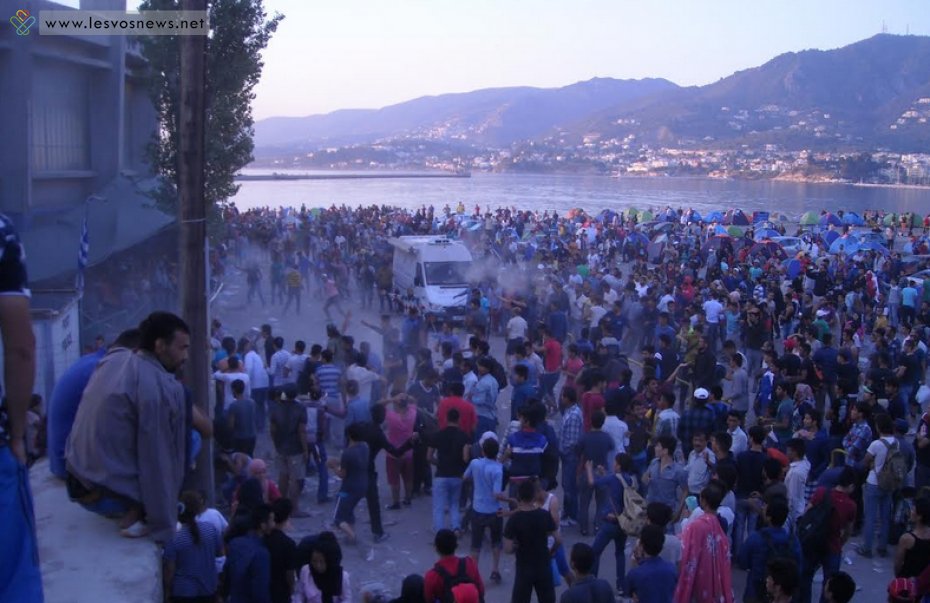 Χάος στη Μυτιλήνη: 1.000 Αφγανοί προσπάθησαν να εισβάλουν στο Blue Star 1 [εικόνες] | iefimerida.gr 0