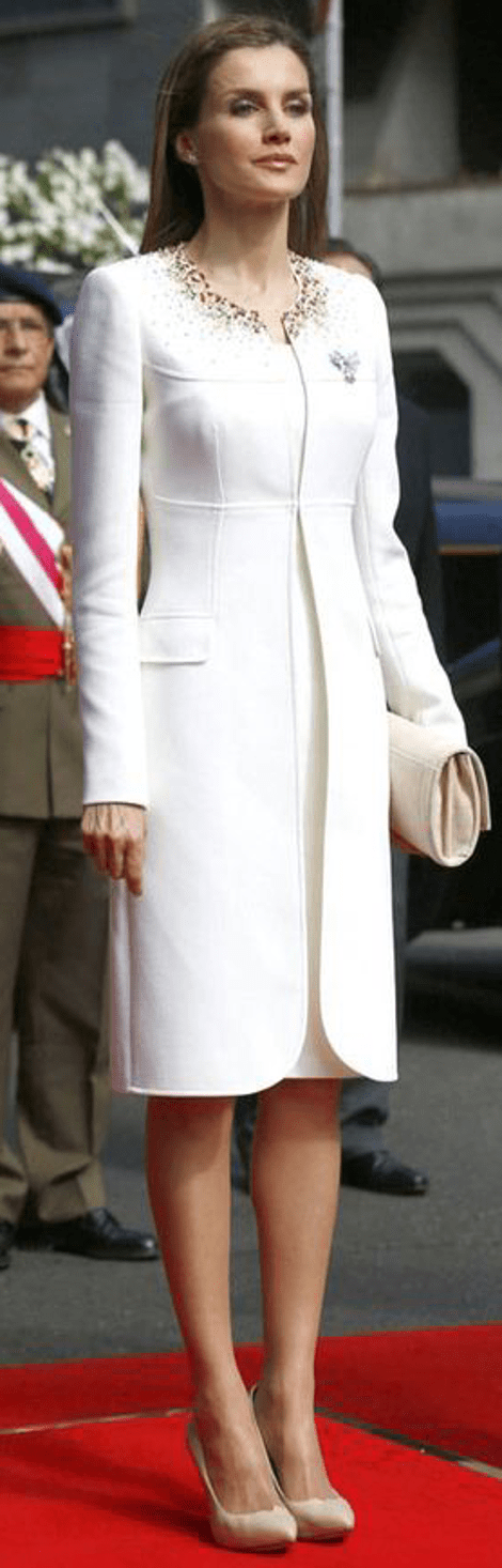 Ακομπλεξάριστη - Η Λετίθια έβαλε ξανά τα ίδια ρούχα που φορούσε όταν ο Φελίπε ορκίστηκε βασιλιάς [εικόνες] | iefimerida.gr 3