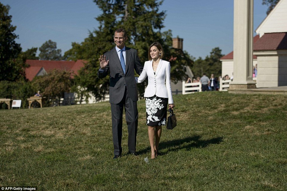 Η βασίλισσα Λετίθια της Ισπανίας πήγε στο λαχανόκηπο της Μισέλ Ομπάμα φορώντας 12ποντες γόβες Prada  [εικόνες] | iefimerida.gr 4