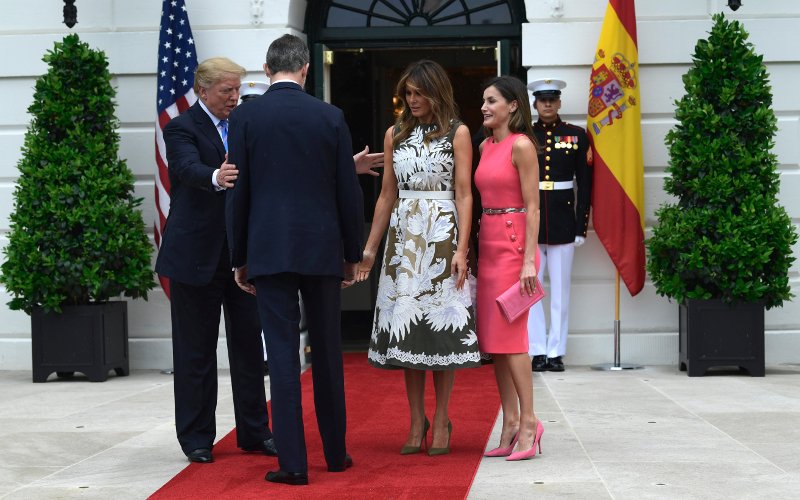 Η μάχη της λεπτής μέσης: Η βασίλισσα Λετίθια με σούπερ κολλητό φόρεμα για τσάι στον Λευκό Οίκο με τη Μελάνια [εικόνες] | iefimerida.gr 4