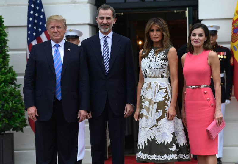 Η μάχη της λεπτής μέσης: Η βασίλισσα Λετίθια με σούπερ κολλητό φόρεμα για τσάι στον Λευκό Οίκο με τη Μελάνια [εικόνες] | iefimerida.gr 0