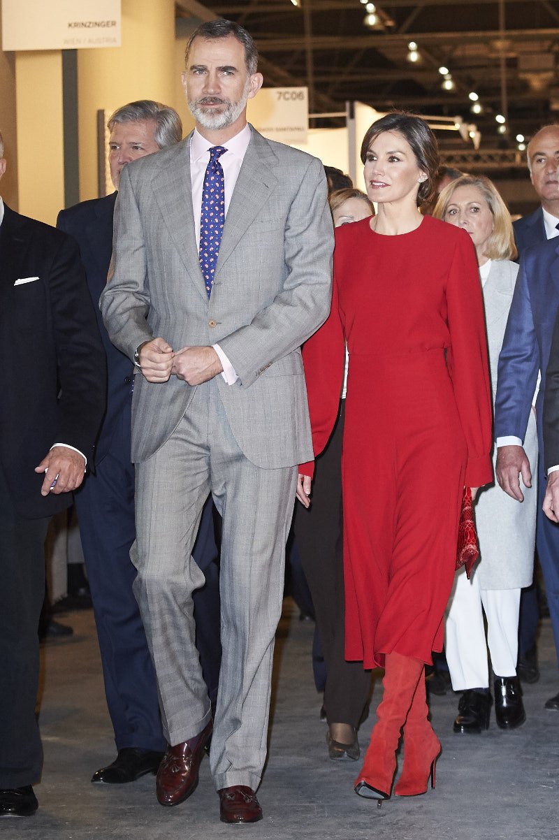 Πώς η βασίλισσα Λετίθια έκανε να μοιάζουν σικ ένα ζευγάρι κόκκινες, ψηλοτάκουνες, over the knee μπότες [εικόνες] | iefimerida.gr 4