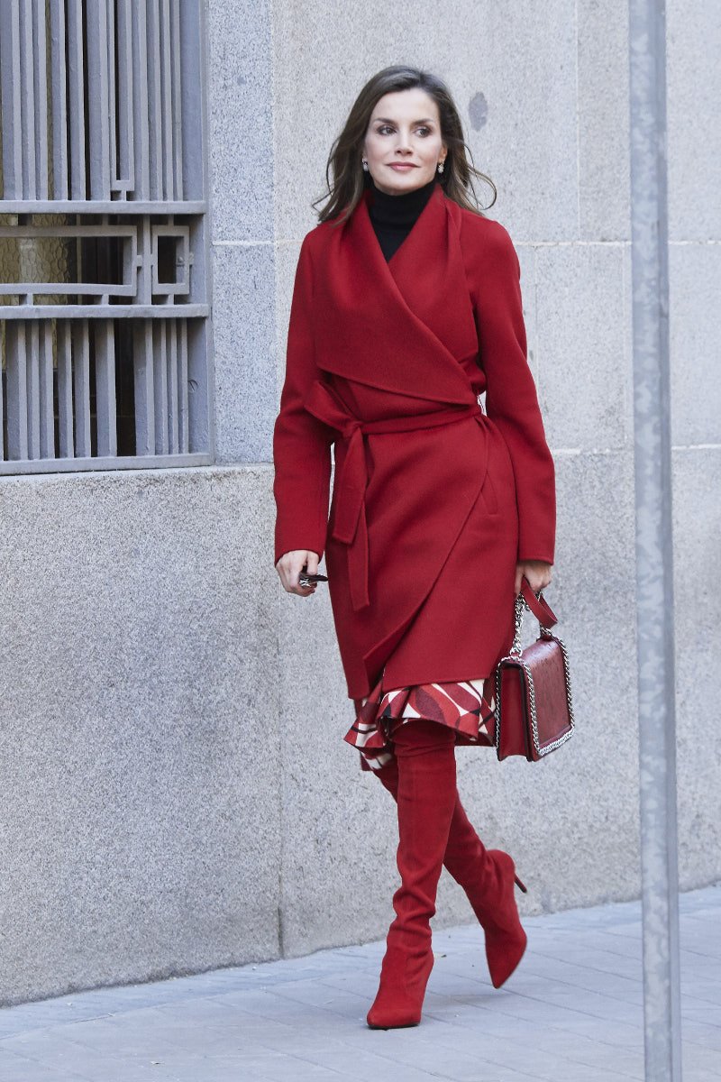 Πώς η βασίλισσα Λετίθια έκανε να μοιάζουν σικ ένα ζευγάρι κόκκινες, ψηλοτάκουνες, over the knee μπότες [εικόνες] | iefimerida.gr 6
