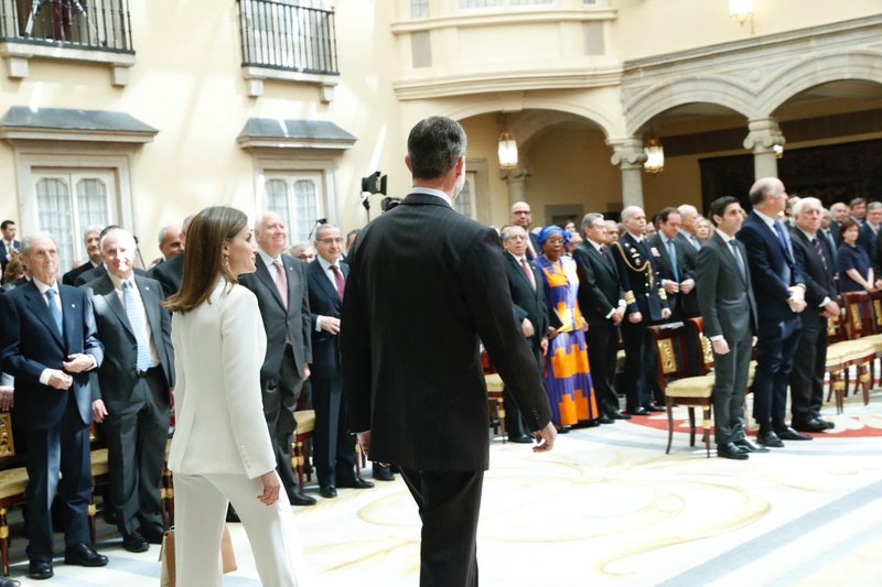 Η Λετίθια φόρεσε το σωστό λευκό κοστούμι [εικόνες] | iefimerida.gr 1