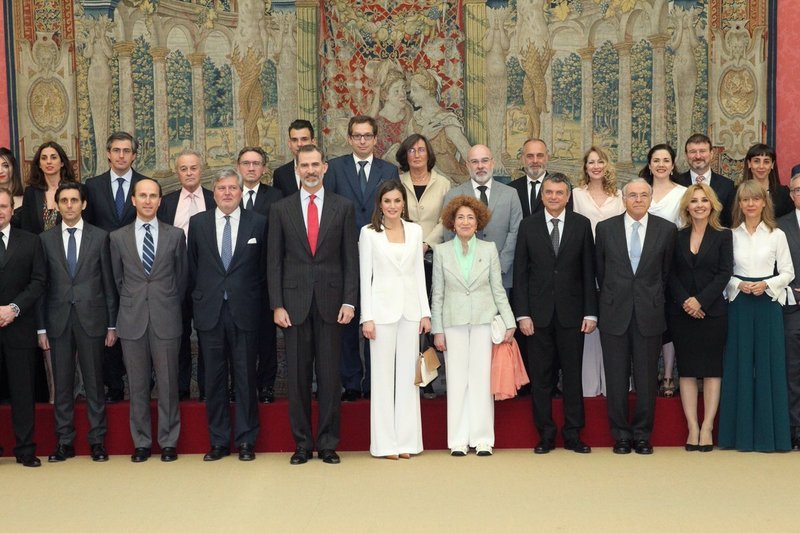 Η Λετίθια φόρεσε το σωστό λευκό κοστούμι [εικόνες] | iefimerida.gr 2