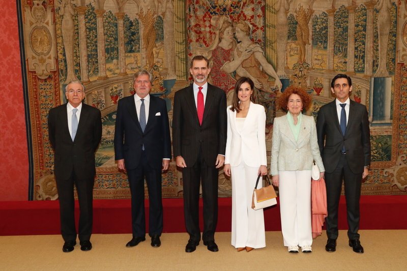 Η Λετίθια φόρεσε το σωστό λευκό κοστούμι [εικόνες] | iefimerida.gr 5