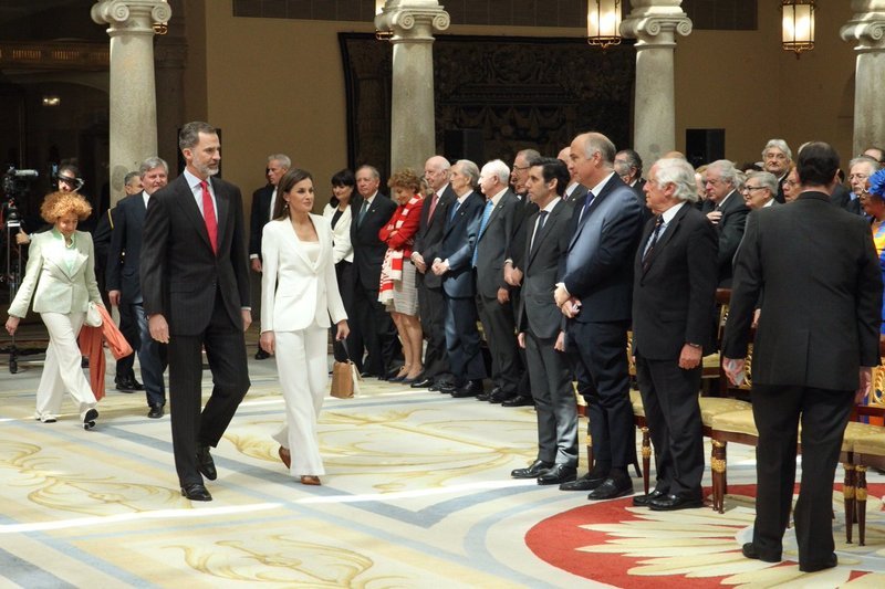 Η Λετίθια φόρεσε το σωστό λευκό κοστούμι [εικόνες] | iefimerida.gr 0