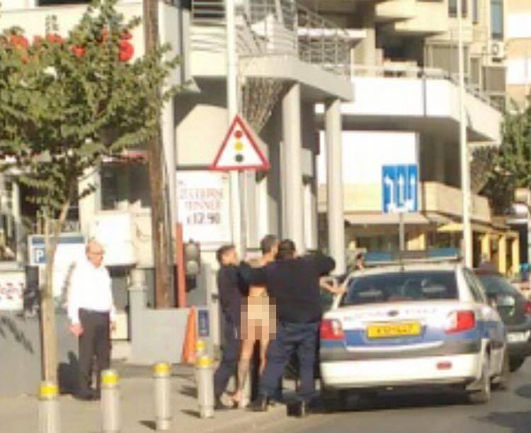 Αντρας βγήκε γυμνός στον δρόμο και δάγκωσε αστυνομικούς στη Λευκωσία [εικόνα] | iefimerida.gr 0