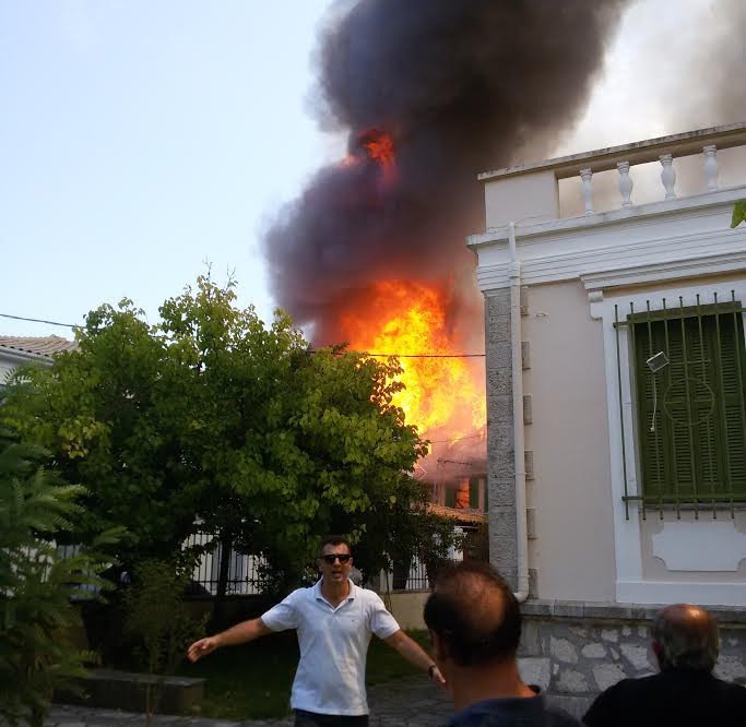 Υπό έλεγχο η μεγάλη φωτιά στο κέντρο της Λευκάδας -6 σπίτια παραδόθηκαν στις φλόγες [εικόνες&βίντεο] | iefimerida.gr 0