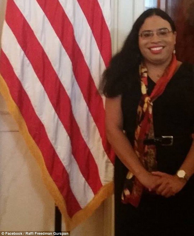 Ιστορική πρόσληψη: Τρανσέξουαλ υπάλληλος στο Λευκό Οίκο [εικόνες] | iefimerida.gr 1