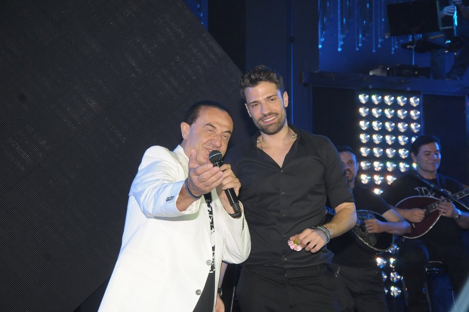 Η Βάνα Μπάρμπα έβγαλε τα παπούτσια της και χόρεψε ζεϊμπέκικο μέσα σε... λουλουδοπόλεμο [εικόνες] | iefimerida.gr 4