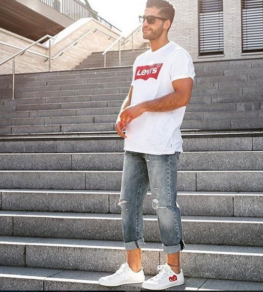 Πώς ένα απλό, φαρδύ t-shirt Levi's έχει γίνει απόλυτη μόδα -Το φορούν με τα πάντα [εικόνες] | iefimerida.gr 12
