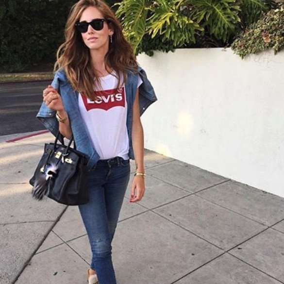 Πώς ένα απλό, φαρδύ t-shirt Levi's έχει γίνει απόλυτη μόδα -Το φορούν με τα πάντα [εικόνες] | iefimerida.gr 14