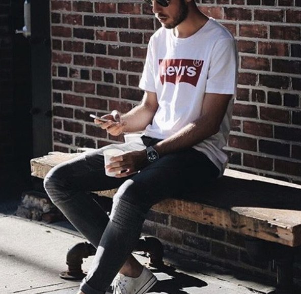 Πώς ένα απλό, φαρδύ t-shirt Levi's έχει γίνει απόλυτη μόδα -Το φορούν με τα πάντα [εικόνες] | iefimerida.gr 13