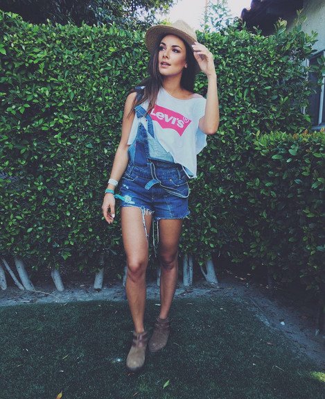 Πώς ένα απλό, φαρδύ t-shirt Levi's έχει γίνει απόλυτη μόδα -Το φορούν με τα πάντα [εικόνες] | iefimerida.gr 1