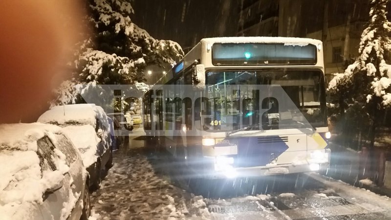 Λεωφορείο «κόλλησε» στα χιόνια στην περιοχή του Ζωγράφου [εικόνες] | iefimerida.gr 0