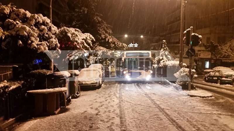Λεωφορείο «κόλλησε» στα χιόνια στην περιοχή του Ζωγράφου [εικόνες] | iefimerida.gr 1