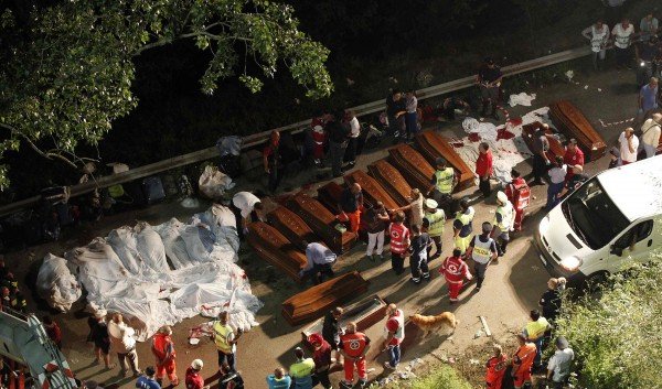 Δέκα συγκλονιστικές φωτογραφίες από το λεωφορείο του θανάτου στην Ιταλία | iefimerida.gr 3
