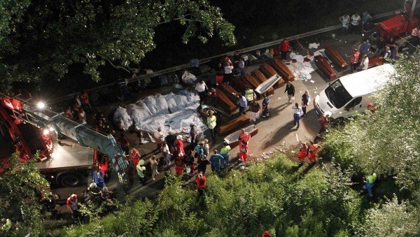 Δέκα συγκλονιστικές φωτογραφίες από το λεωφορείο του θανάτου στην Ιταλία | iefimerida.gr 4