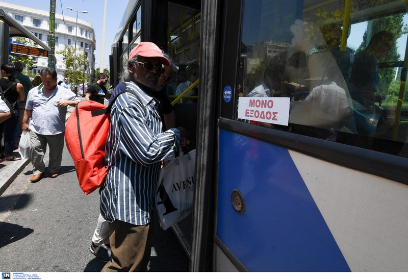 Χάος σε λεωφορεία και τρόλεϊ με το μέτρο της... μπροστινής πόρτας -Διαπληκτισμοί και καθυστερήσεις | iefimerida.gr 0