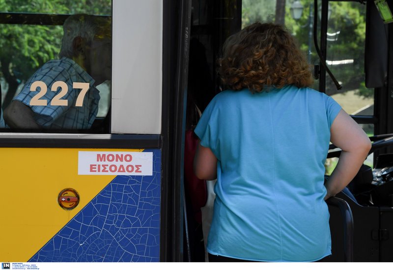 Χάος σε λεωφορεία και τρόλεϊ με το μέτρο της... μπροστινής πόρτας -Διαπληκτισμοί και καθυστερήσεις | iefimerida.gr 1