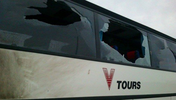 Καραμπόλα με πέντε λεωφορεία από το κονβόι των οπαδών του ΠΑΟΚ - Επίθεση με πέτρες σε ένα πούλμαν [εικόνες] | iefimerida.gr 2