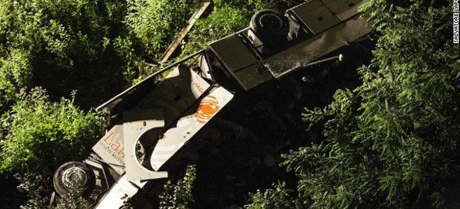 Δέκα συγκλονιστικές φωτογραφίες από το λεωφορείο του θανάτου στην Ιταλία | iefimerida.gr 9