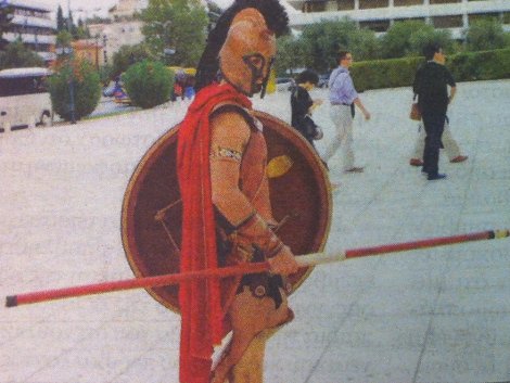 Ο 24χρονος άνεργος, παρ' ολίγον μετανάστης, που έβαλε τη στολή του Λεωνίδα και φωτογραφίζεται με τους τουρίστες [εικόνες] | iefimerida.gr 6