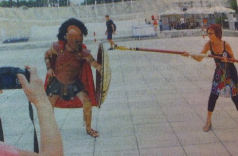 Ο 24χρονος άνεργος, παρ' ολίγον μετανάστης, που έβαλε τη στολή του Λεωνίδα και φωτογραφίζεται με τους τουρίστες [εικόνες] | iefimerida.gr 2