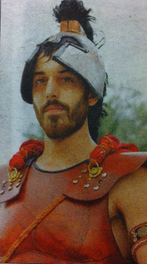 Ο 24χρονος άνεργος, παρ' ολίγον μετανάστης, που έβαλε τη στολή του Λεωνίδα και φωτογραφίζεται με τους τουρίστες [εικόνες] | iefimerida.gr 3