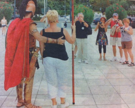 Ο 24χρονος άνεργος, παρ' ολίγον μετανάστης, που έβαλε τη στολή του Λεωνίδα και φωτογραφίζεται με τους τουρίστες [εικόνες] | iefimerida.gr 0