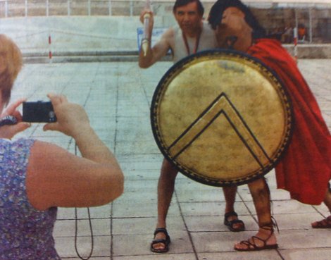 Ο 24χρονος άνεργος, παρ' ολίγον μετανάστης, που έβαλε τη στολή του Λεωνίδα και φωτογραφίζεται με τους τουρίστες [εικόνες] | iefimerida.gr 1