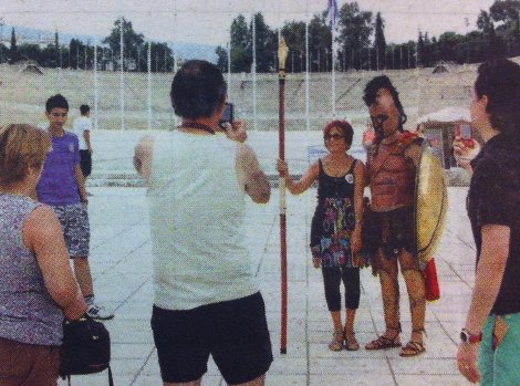 Ο 24χρονος άνεργος, παρ' ολίγον μετανάστης, που έβαλε τη στολή του Λεωνίδα και φωτογραφίζεται με τους τουρίστες [εικόνες] | iefimerida.gr 4