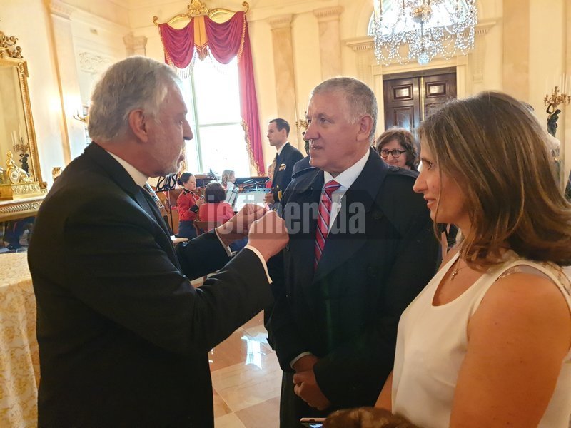 Ο π. Αλέξανδρος Καρλούτσος με τον γιατρό Κώστα Πάντο και την δικηγόρο Ευαγγελία Σφακιανούδη