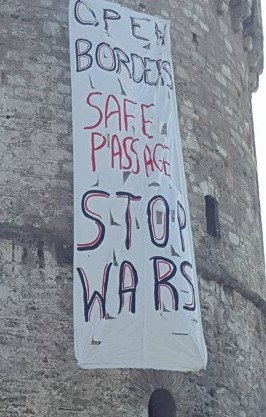 Κρέμασαν πανό στον Λευκό Πύργο: «Ανοίξτε τα σύνορα» [εικόνες] | iefimerida.gr 0