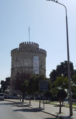 Κρέμασαν πανό στον Λευκό Πύργο: «Ανοίξτε τα σύνορα» [εικόνες] | iefimerida.gr 1