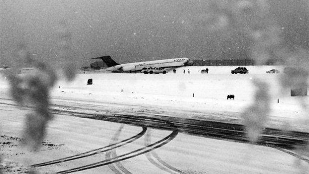 Παραλίγο τραγωδία στη Νέα Υόρκη: Αεροσκάφος βγήκε εκτός διαδρόμου και έπεσε πάνω σε φράχτη [εικόνες & βίντεο] | iefimerida.gr 1