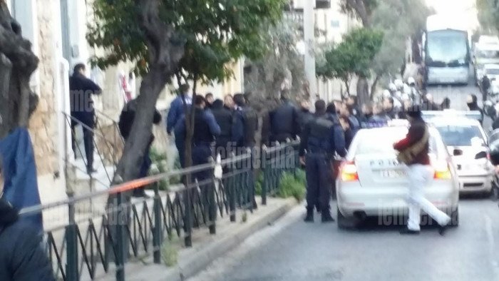 Πυροβολισμοί σε ληστεία σούπερ μάρκετ στα Πετράλωνα -Καρέ καρέ η σύλληψη του ενός δράστη [εικόνες] | iefimerida.gr 11