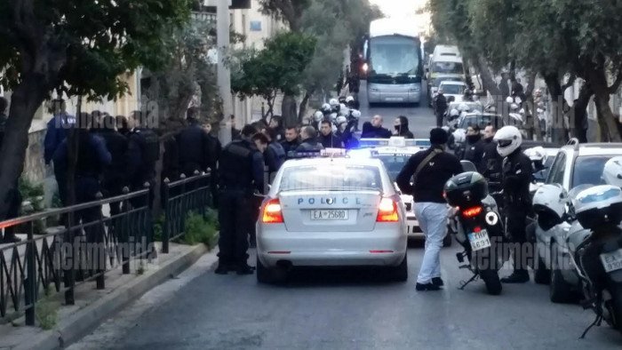 Πυροβολισμοί σε ληστεία σούπερ μάρκετ στα Πετράλωνα -Καρέ καρέ η σύλληψη του ενός δράστη [εικόνες] | iefimerida.gr 13