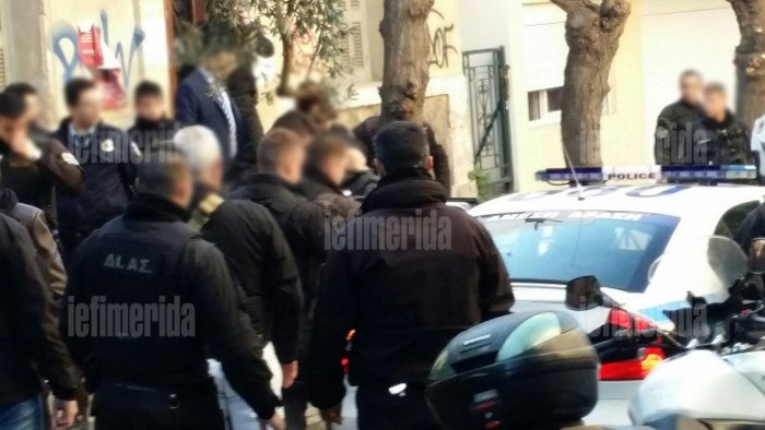 Πυροβολισμοί σε ληστεία σούπερ μάρκετ στα Πετράλωνα -Καρέ καρέ η σύλληψη του ενός δράστη [εικόνες] | iefimerida.gr 15