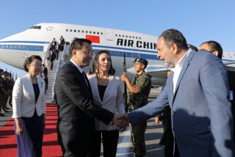 Παραδοσιακές φορεσιές και κόκκινο χαλί για τον Λι Κετσιάνγκ στο Ηράκλειο: Οι απαιτήσεις του για το ξενοδοχείο [εικόνες] | iefimerida.gr 2