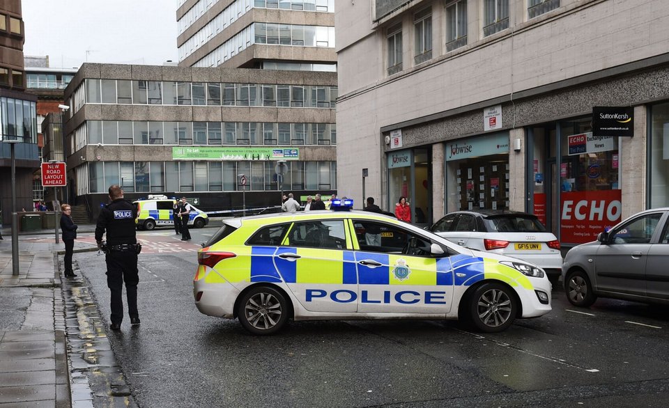 Ερευνες για βόμβα στο Λίβερπουλ -Η αστυνομία εκκένωσε το κέντρο [εικόνες] | iefimerida.gr 4