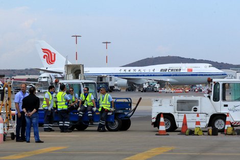 Στην Ελλάδα ο Κινέζος πρωθυπουργός -Θερμή υποδοχή από τον Αντώνη Σαμαρά στο αεροδρόμιο [εικόνες] | iefimerida.gr 0