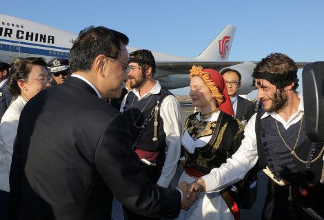 Παραδοσιακές φορεσιές και κόκκινο χαλί για τον Λι Κετσιάνγκ στο Ηράκλειο: Οι απαιτήσεις του για το ξενοδοχείο [εικόνες] | iefimerida.gr 0