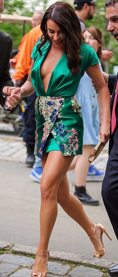 Ντεκολτέ μέχρι τον αφαλό της ηθοποιού,άγαρμπη κίνηση και παρ΄ολίγον ατύχημα [εικόνες] | iefimerida.gr 3