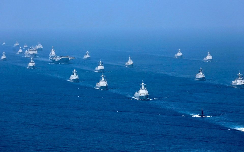 Tο κινεζικό αεροπλανοφόρο Liaoning συνοδεία φρεγατών και υποβρυχίων σε γυμνάσια στη Νότια Σινική Θάλασσα (Φωτογραφία: ΑΡ)