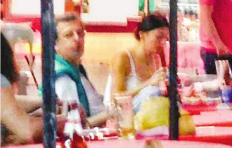 Καρέ-καρέ η αποχώρηση Λιάπη από την Ευελπίδων -Ηρεμος και χαμογελαστός άπλωσε το χέρι του και σταμάτησε το πρώτο ταξί [εικόνες] | iefimerida.gr 2